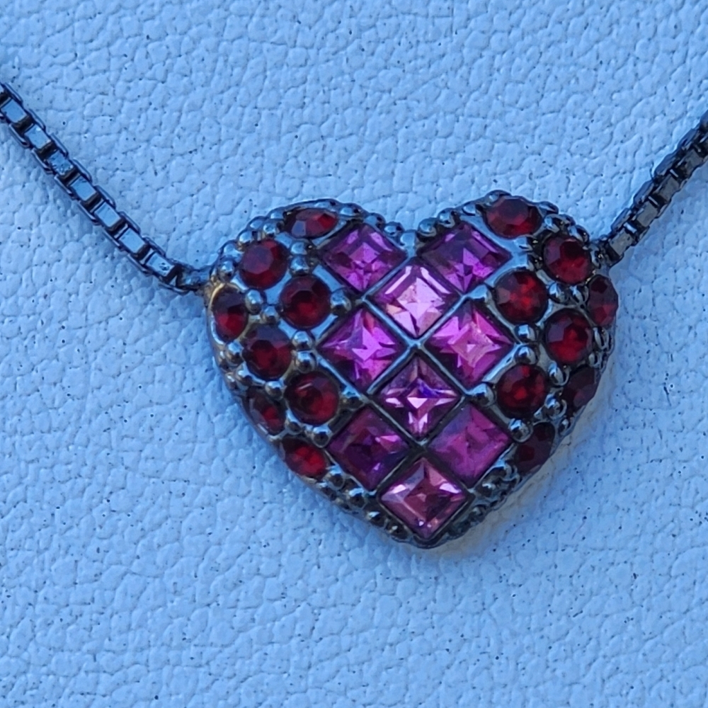 GIVENCHY Dark Silver Tone NECKLACE Pink Red RHINESTONE HEART PENDANT 15"+ 3" - Picture 4 of 10